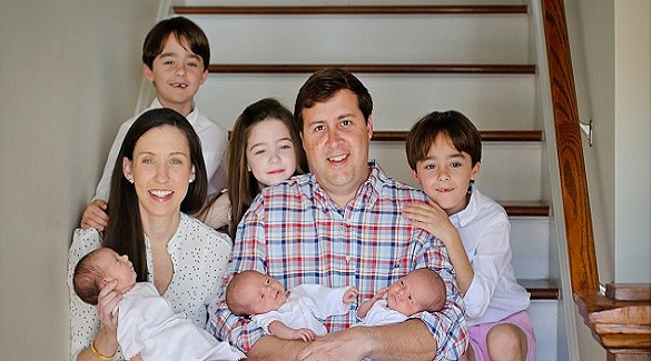 انجبت 3 توائم للمرة الثانية على التوالي -فيديو