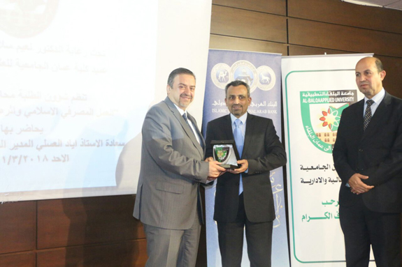 مدير عام البنك العربي الإسلامي يحاضر بكلية عمان