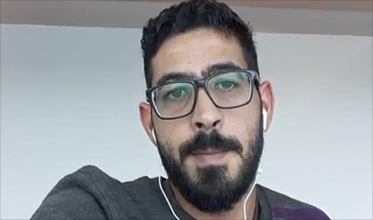 سوري يعلق بمطار على طريقة (ذا ترمينال)