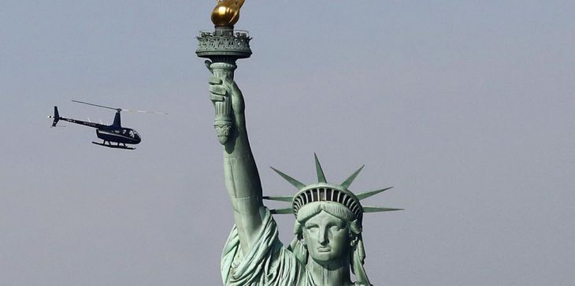 محتجة تتسلق قاعدة تمثال الحرية -فيديو