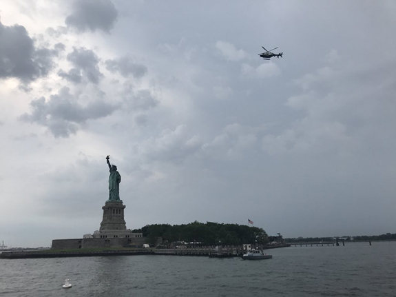 محتجة تتسلق قاعدة تمثال الحرية -فيديو