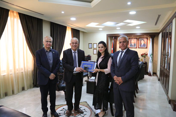 الزيتونة تكرم الطالبة ديانا كافية 