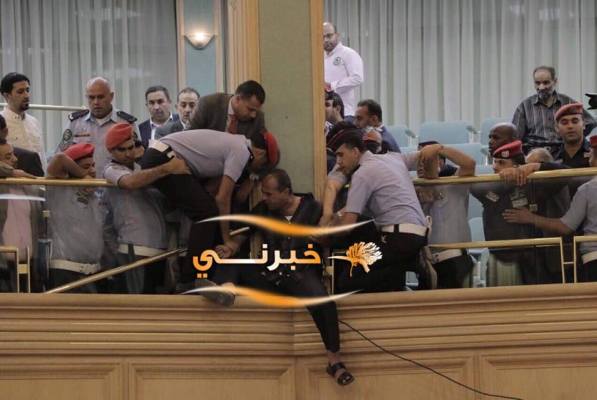 مواطن يقفز من شرفة مجلس النواب - صور