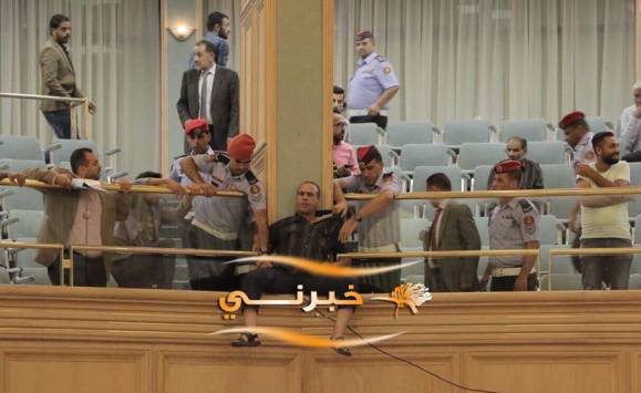 مواطن يقفز من شرفة مجلس النواب - صور