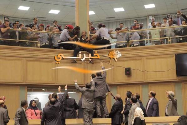 مواطن يقفز من شرفة مجلس النواب - صور