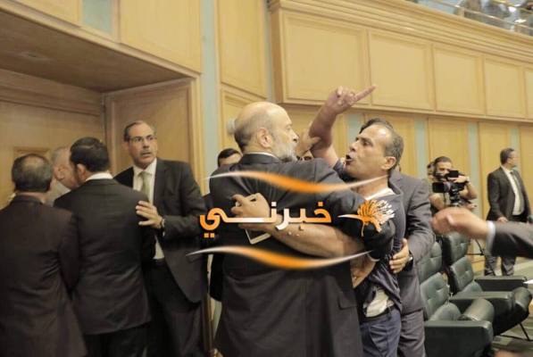 مواطن يقفز من شرفة مجلس النواب - صور