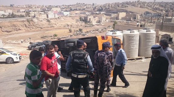 10 إصابات بتدهور باص مدرسة في طبربور -صور