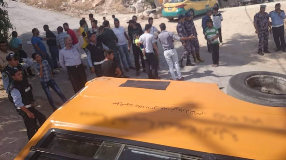 10 إصابات بتدهور باص مدرسة في طبربور -صور