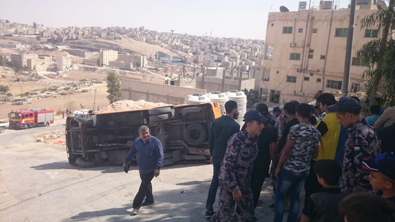 10 إصابات بتدهور باص مدرسة في طبربور -صور