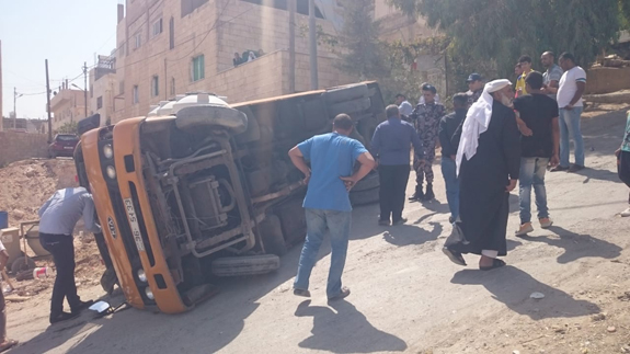 10 إصابات بتدهور باص مدرسة في طبربور -صور