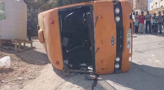 10 إصابات بتدهور باص مدرسة في طبربور -صور