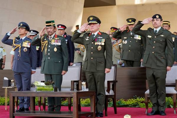 شاهدوا صور استعراض العلم