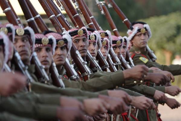 شاهدوا صور استعراض العلم