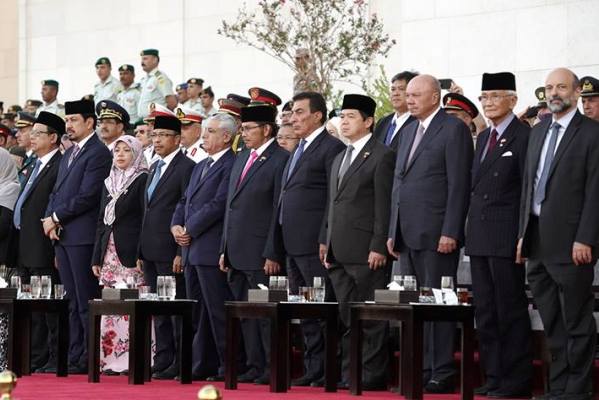 شاهدوا صور استعراض العلم