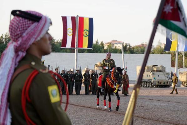 شاهدوا صور استعراض العلم