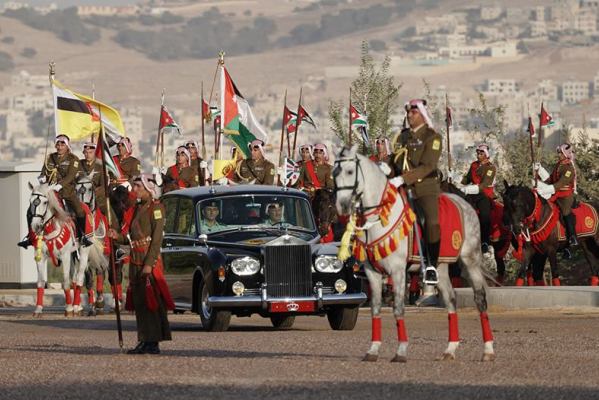 شاهدوا صور استعراض العلم