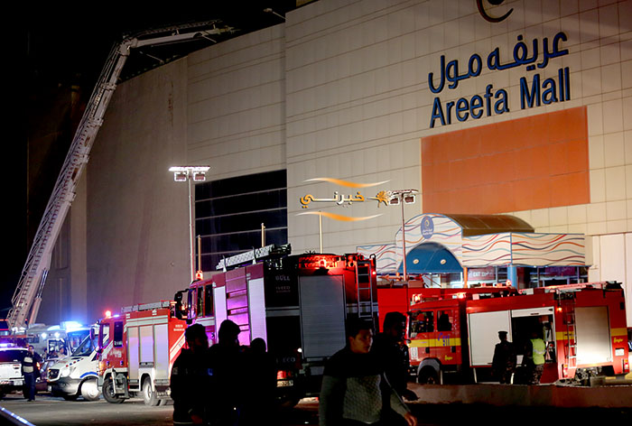 6 إصابات بحريق في عريفة مول - صور