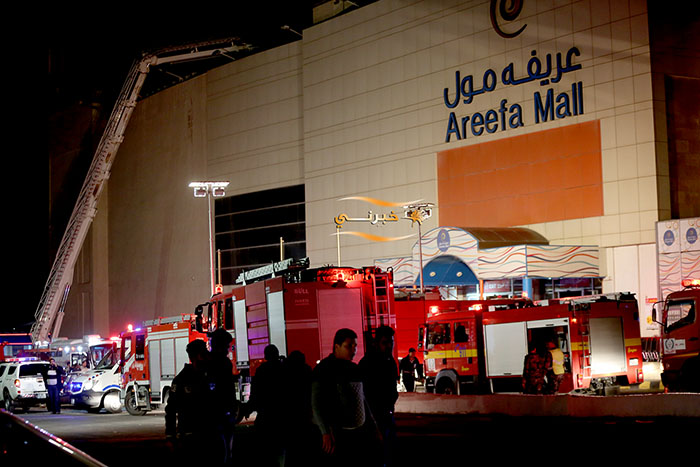 6 إصابات بحريق في عريفة مول - صور