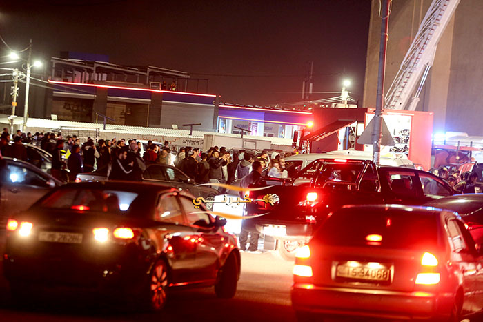 6 إصابات بحريق في عريفة مول - صور