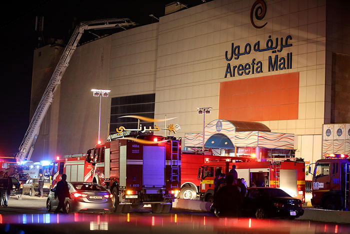 6 إصابات بحريق في عريفة مول - صور