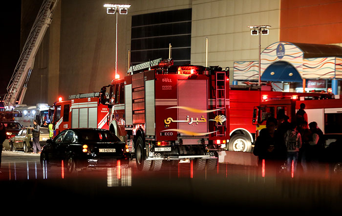 6 إصابات بحريق في عريفة مول - صور