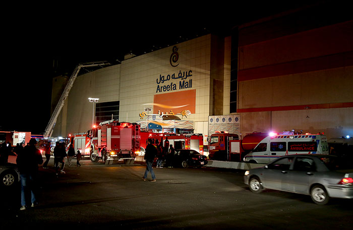 6 إصابات بحريق في عريفة مول - صور