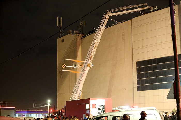 6 إصابات بحريق في عريفة مول - صور