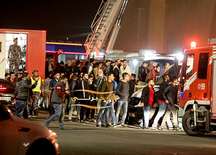 6 إصابات بحريق في عريفة مول - صور