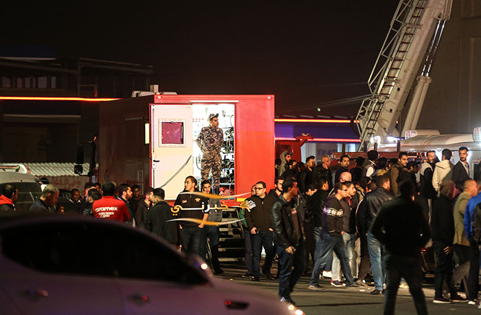 6 إصابات بحريق في عريفة مول - صور