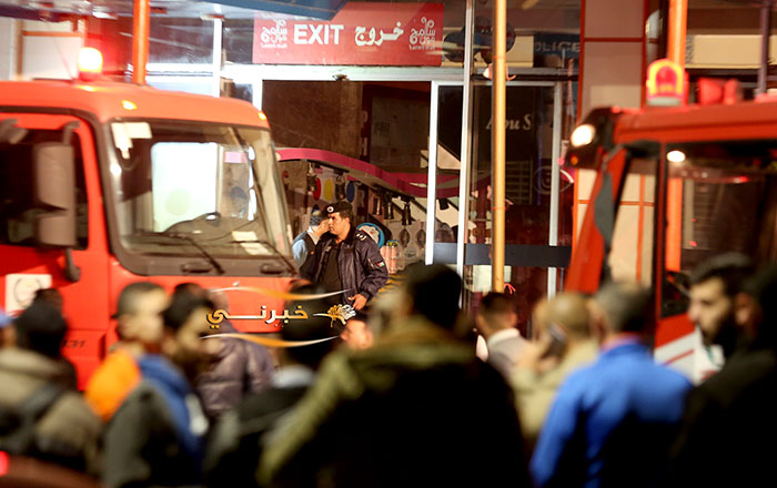 6 إصابات بحريق في عريفة مول - صور