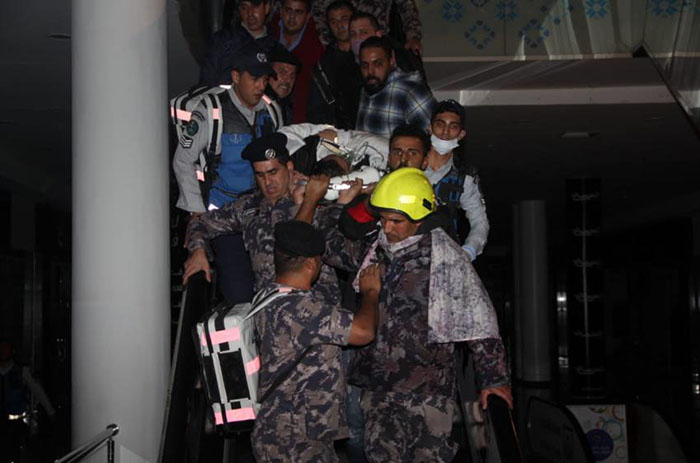 6 إصابات بحريق في عريفة مول - صور