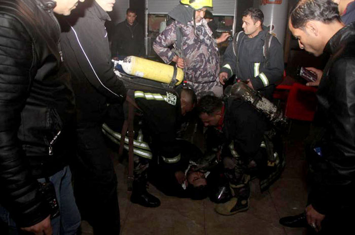 6 إصابات بحريق في عريفة مول - صور