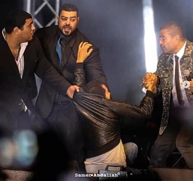 كيف تعامل الهضبة مع معجب حاول الأمن إبعاده؟