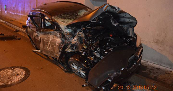 سيارة تطير في الهواء بحادث غريب - فيديو