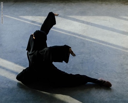 منقبة ترقص الباليه والمصور سعودي