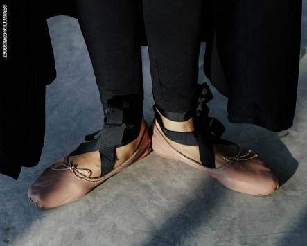 منقبة ترقص الباليه والمصور سعودي