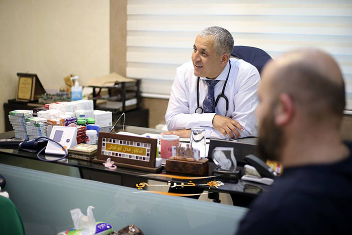 الدكتور أبو غوش يقدم فحصا طبيا مجانيا للأمهات