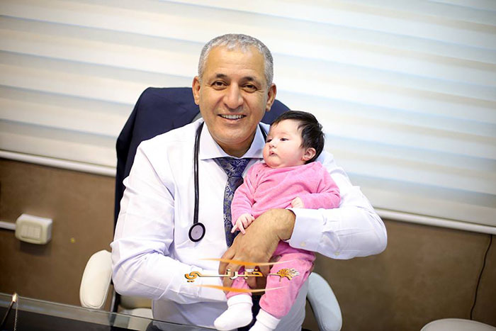 الدكتور أبو غوش يقدم فحصا طبيا مجانيا للأمهات