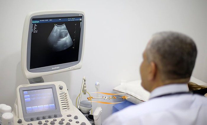 الدكتور أبو غوش يقدم فحصا طبيا مجانيا للأمهات