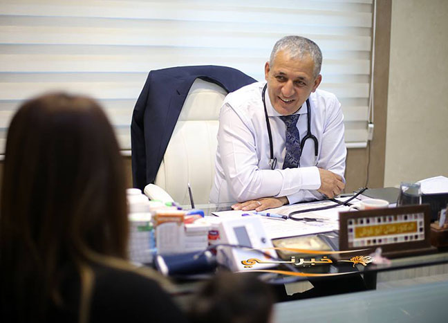 الدكتور أبو غوش يقدم فحصا طبيا مجانيا للأمهات