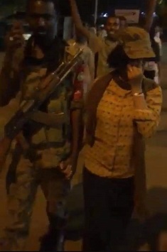 أيقونة الثورة السودانية تتزوج جنديا