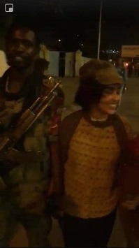 أيقونة الثورة السودانية تتزوج جنديا