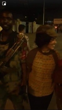 أيقونة الثورة السودانية تتزوج جنديا