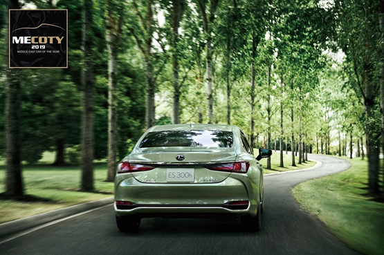 لكزس ES 300h تتوج بلقب أفضل سيارة سيدان فاخرة بالشرق الاوسط