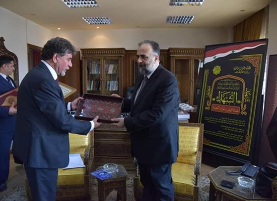 الأسد يهدي عباس مصحفا كتب بماء الذهب - صور 