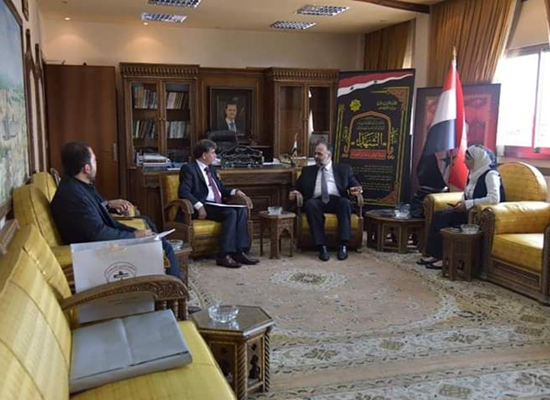 الأسد يهدي عباس مصحفا كتب بماء الذهب - صور 