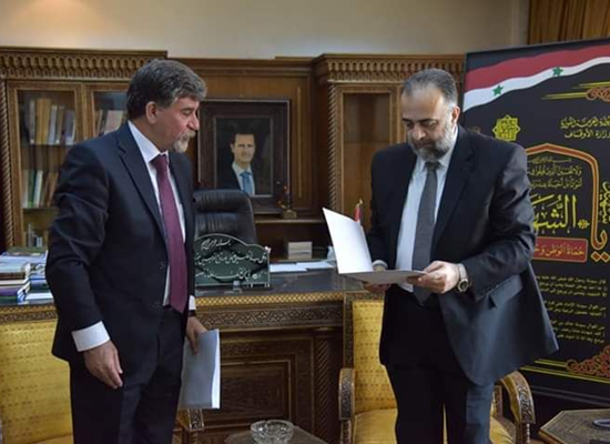 الأسد يهدي عباس مصحفا كتب بماء الذهب - صور 