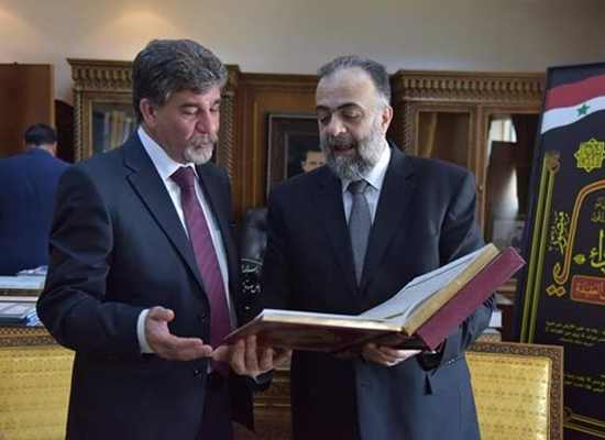 الأسد يهدي عباس مصحفا كتب بماء الذهب - صور 