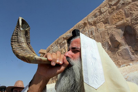 زيارة اليهود لمقام هارون لم تكن الاولى - صور