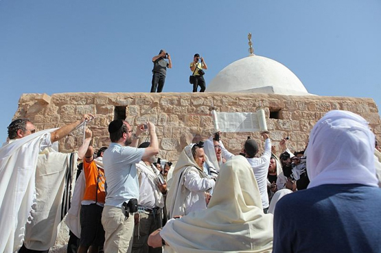 زيارة اليهود لمقام هارون لم تكن الاولى - صور